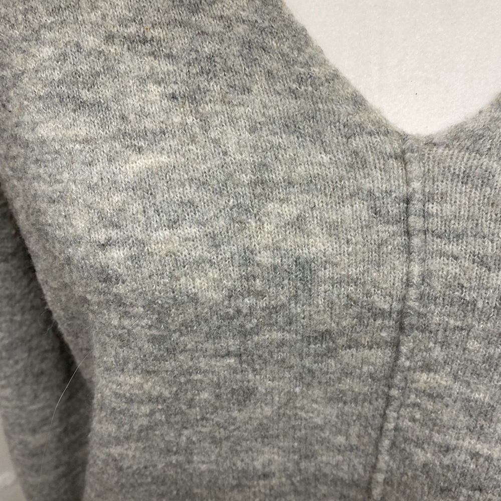 H & M Gray V-Neck Long Sleeve Sweater Size XS - Picture 5 of 6